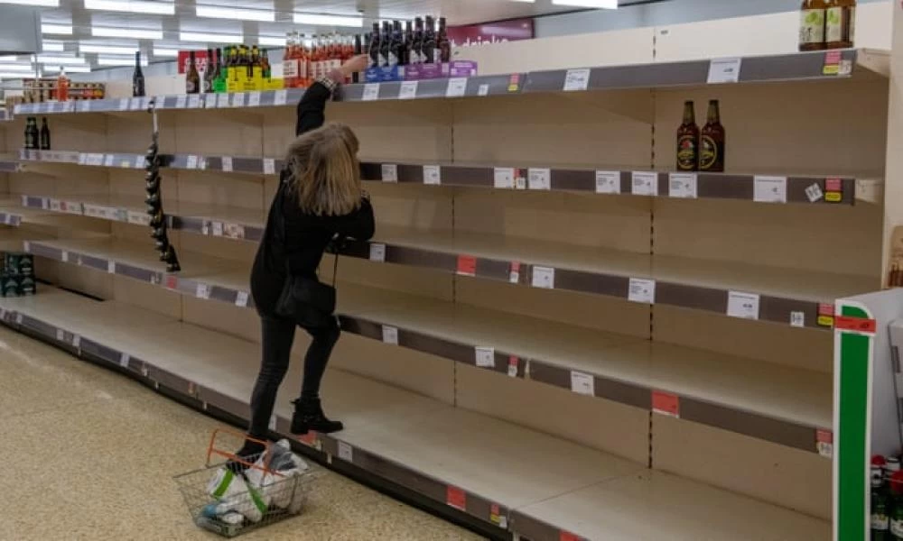 Βρετανία: Άδειασαν τα ράφια των σουπερ μαρκετ οι Βρετανοί